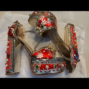 Aim for the eyes chunky heel sandals